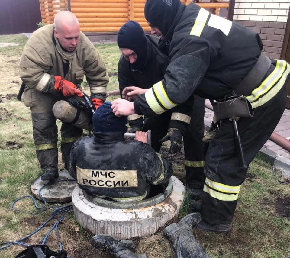 Выжившего мужчину доставали спасатели.