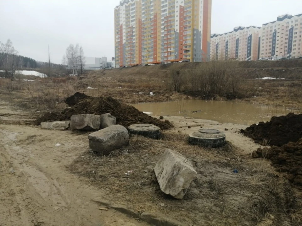Грунт в этом месте размыло после демонтажа бетонных плит. Фото: пресс-служба мэрии Томска.