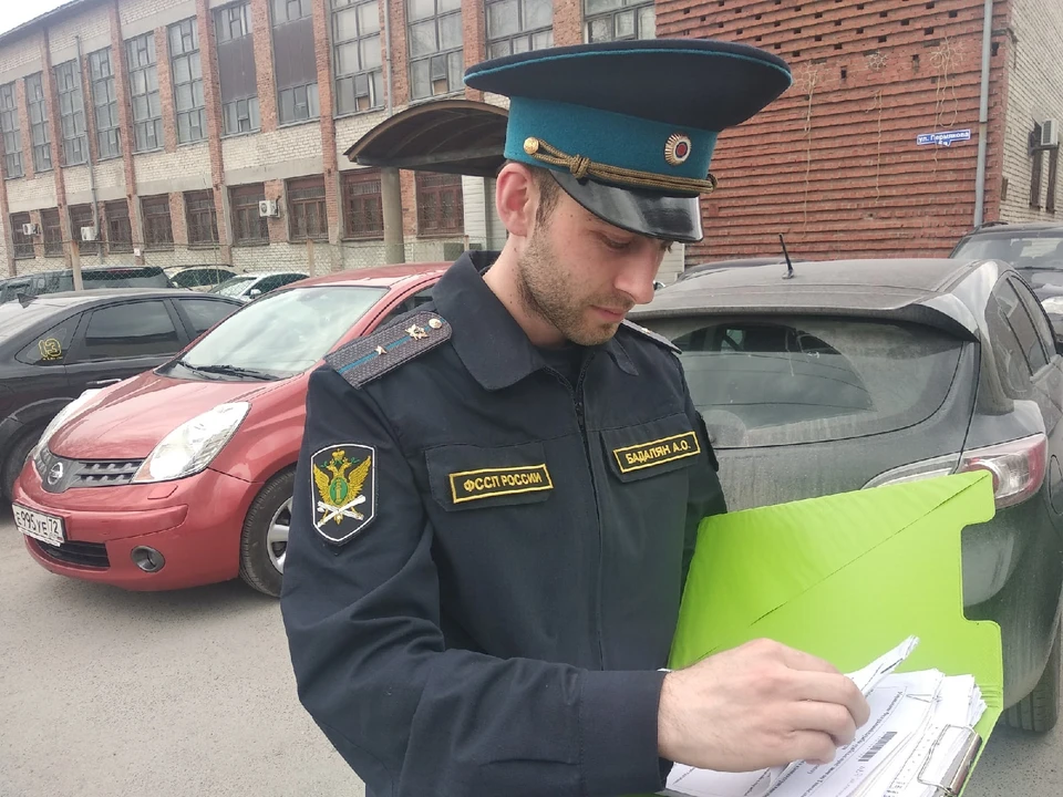 В Тюмени у должника арестовали авто прямо под окнами офиса.