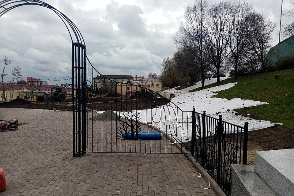 В Брянске у входа в сад памяти установили кованые ворота. Фото: "Брянск Тудей".