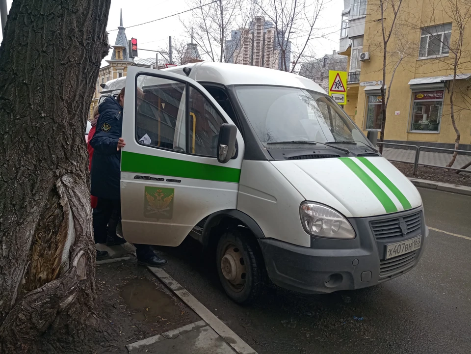 Судебные приставы самара. Департамент жилищного имущества Самара. Департамент управления имуществом Самара. Обыск приставы Краснодар 2022. Администрация Самара сотрудники.