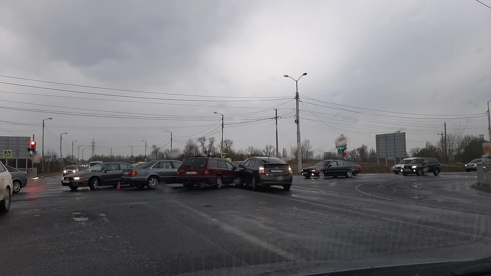 Тройное ДТП на Емельянова
