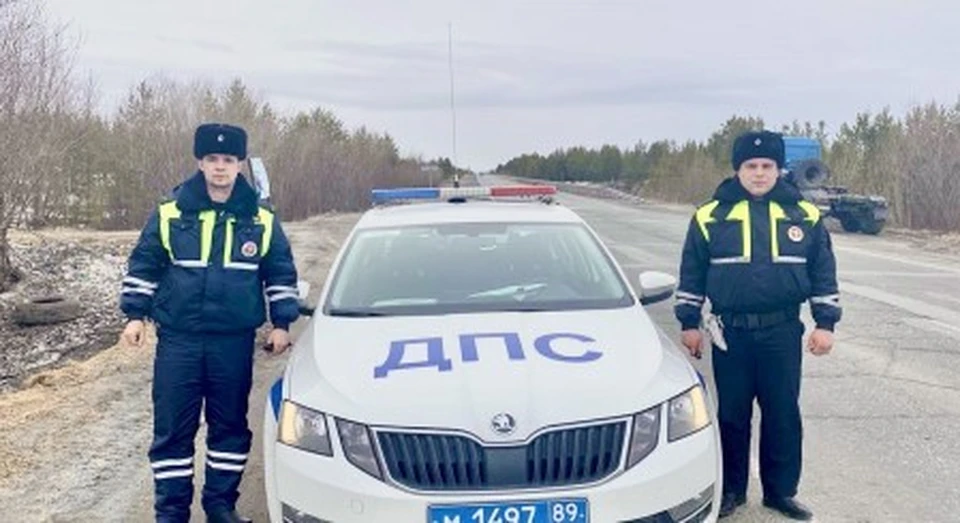 Ямальские госавтоинспекторы спасли водителя грузовика, у которого лопнул аппендицит Фото: УГИБДД УМВД России по Ямало-Ненецкому автономному округу