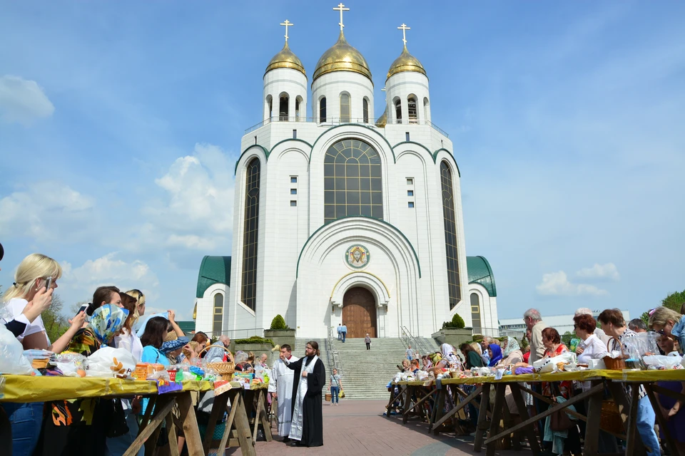При освещении куличей очень важно соблюдать социальную дистанцию.
