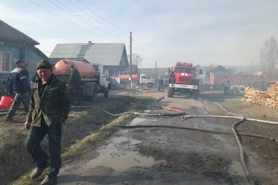 В двух домах из трех сгоревших уже давно никто не живет. Фото: ГУ МЧС по Свердловской области