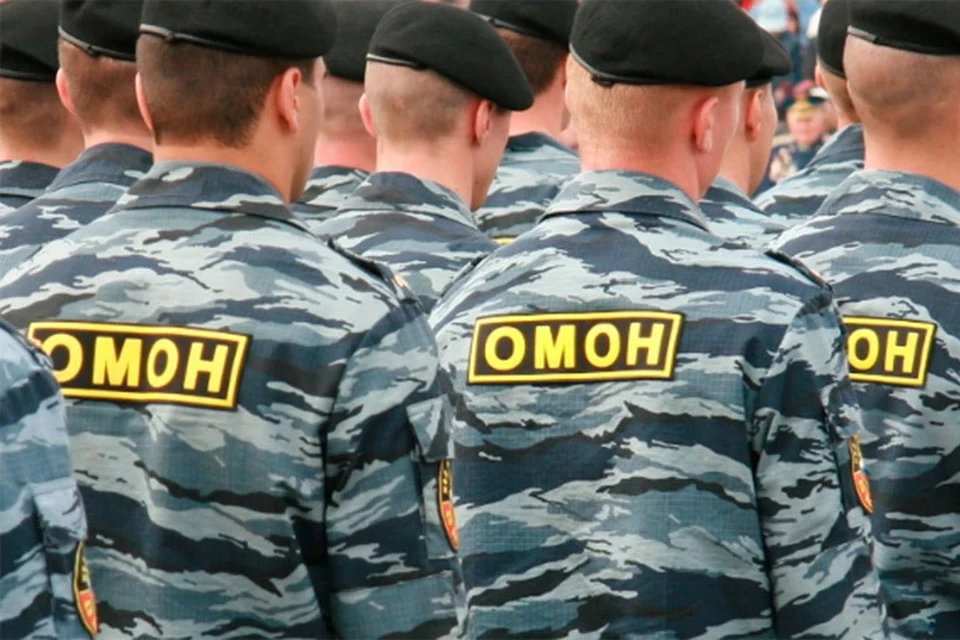 Сотрудники ОМОНа выломали дверь в чужую квартиру