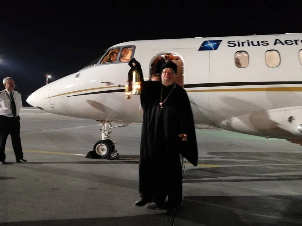 Отец Игорь Шестаков встретил благодатный огонь в Москве. Фото: vk.com/ishestakov67