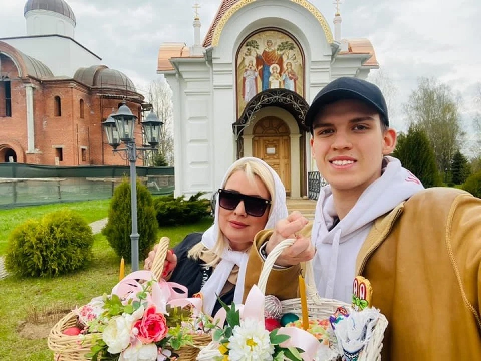 Как белорусские звезды отметили Пасху: Подольская поздравила фото вкупальнике, Дакота снялась на горе, Грибалева и Шишкова сходили в храм, аКарпанов спел за столом - KP.RU