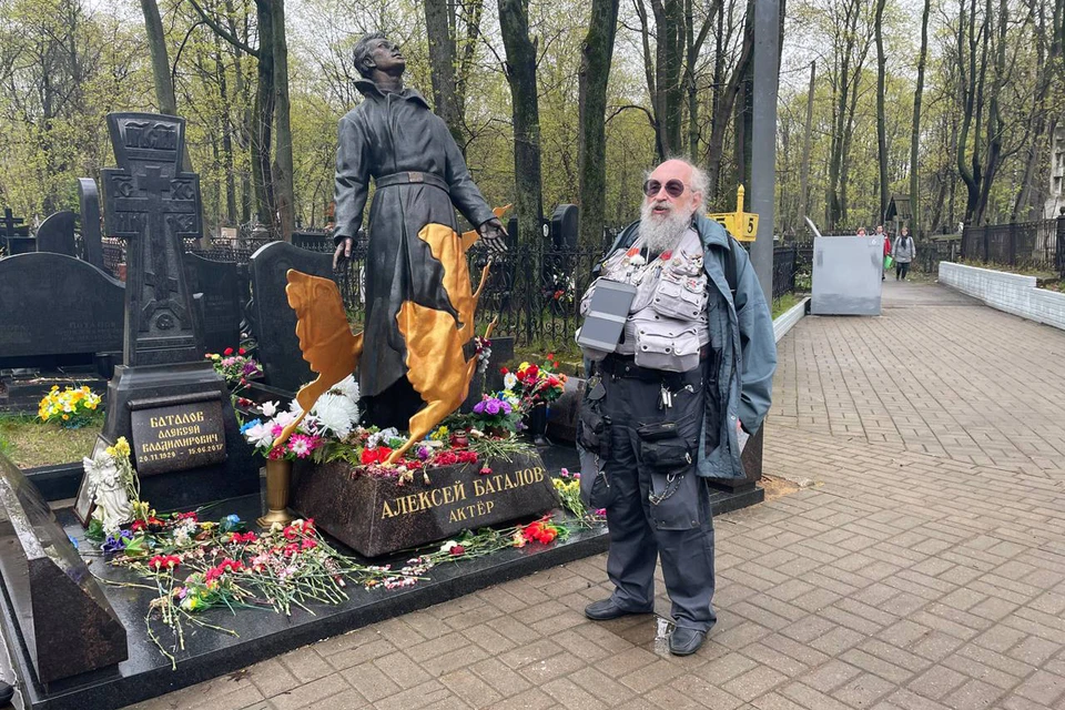 Первая экскурсия проекта «Исторические прогулки» с Анатолием Вассерманом прошла 3 мая на Преображенском кладбище столицы. Фото: Валентина КАРЕЛОВА.