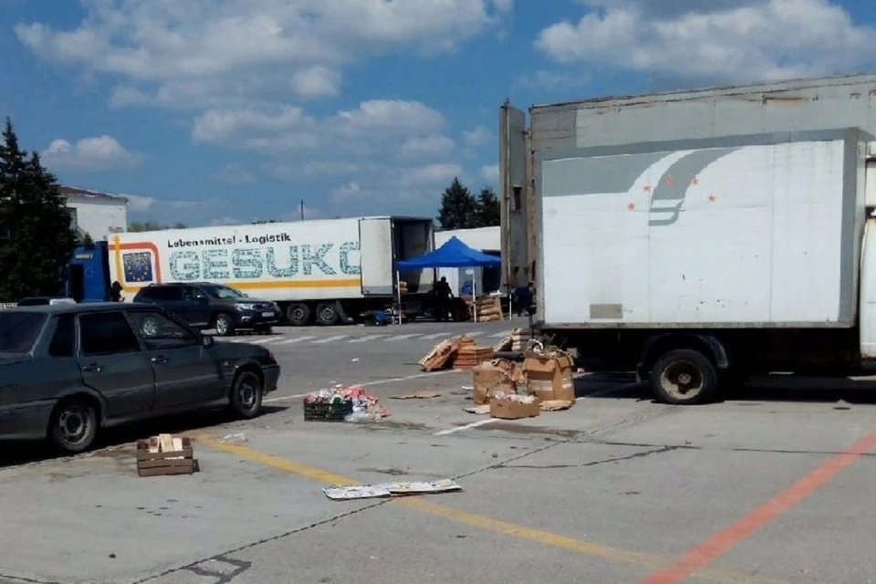 В Ростове торговцы с закрытого рынка развели грязь на взлетной полосе. Фото: "Нетипичный Ростов"