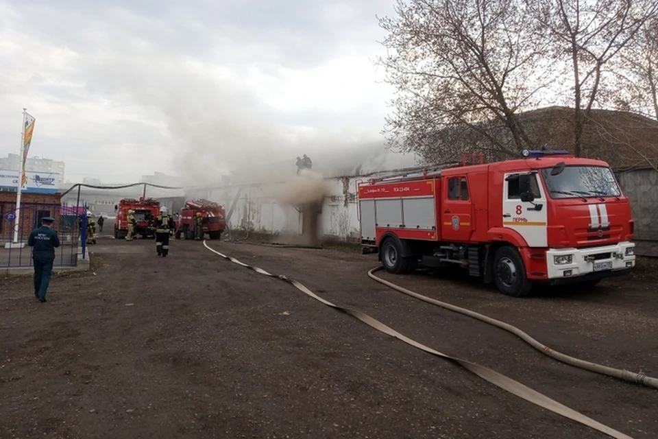 Фото с места пожара на складе на улице Васильева в Перми: ГУ МЧС России по Пермскому краю.