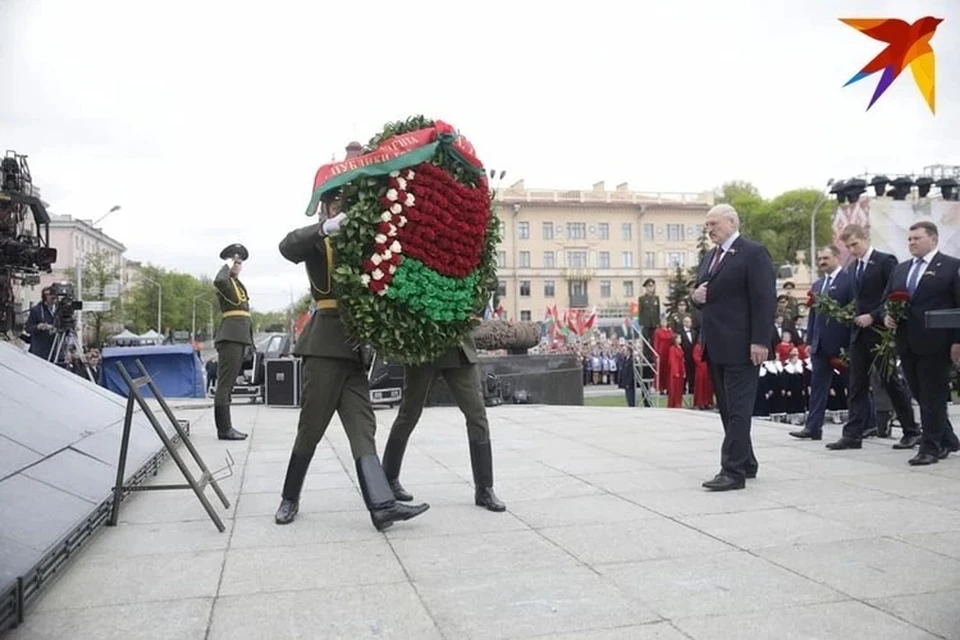 9 мая в 10.00 у стелы на площади Победы пройдет традиционное возложение венков. В мероприятии примет участие Александр Лукашенко.