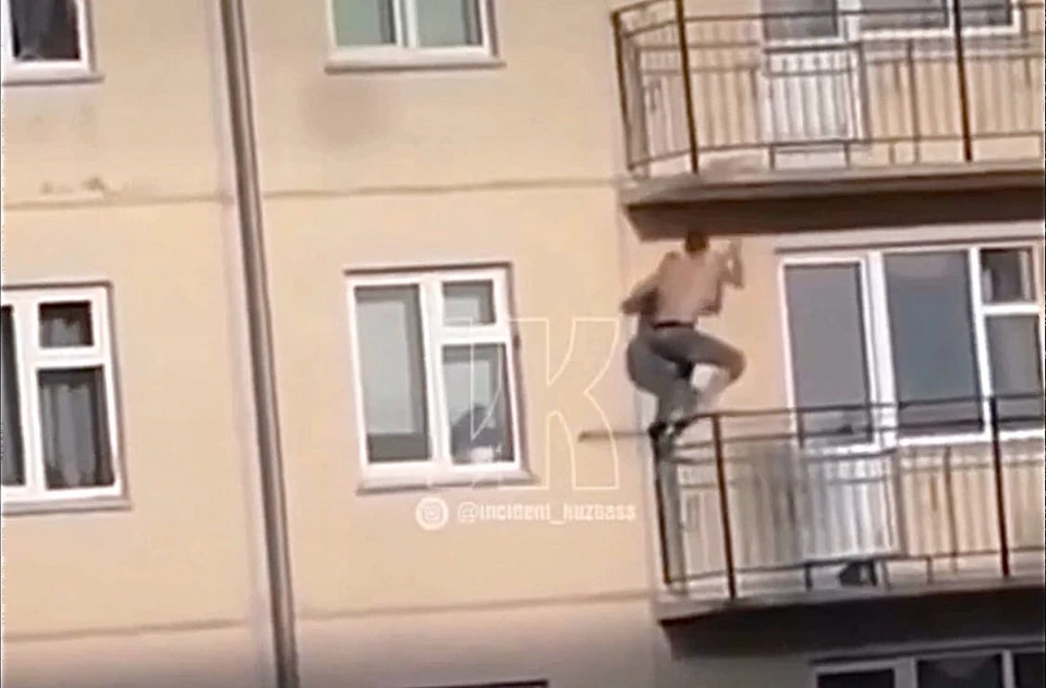Кузбасского человека-паука сняли на видео, лазающим по стенам жилого дома. Фото: Скриншот Инцидент Кузбасс/ ВКонтакте.