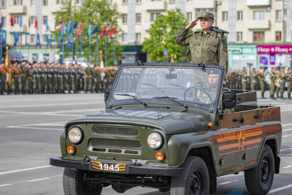 Участие в репетиции парада принял верховный главнокомандующий ЛНР, Глава Республики Леонид Пасечник. Фото: ЛИЦ