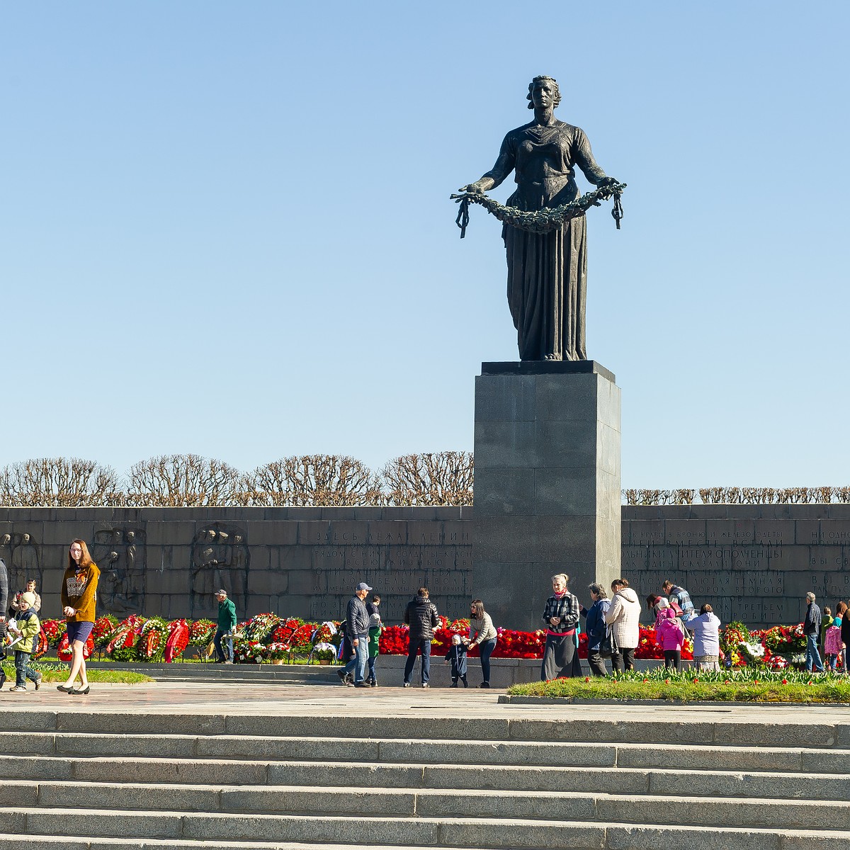 На Пискареском кладбище возложили цветы к монументу Матери-Родины - KP.RU