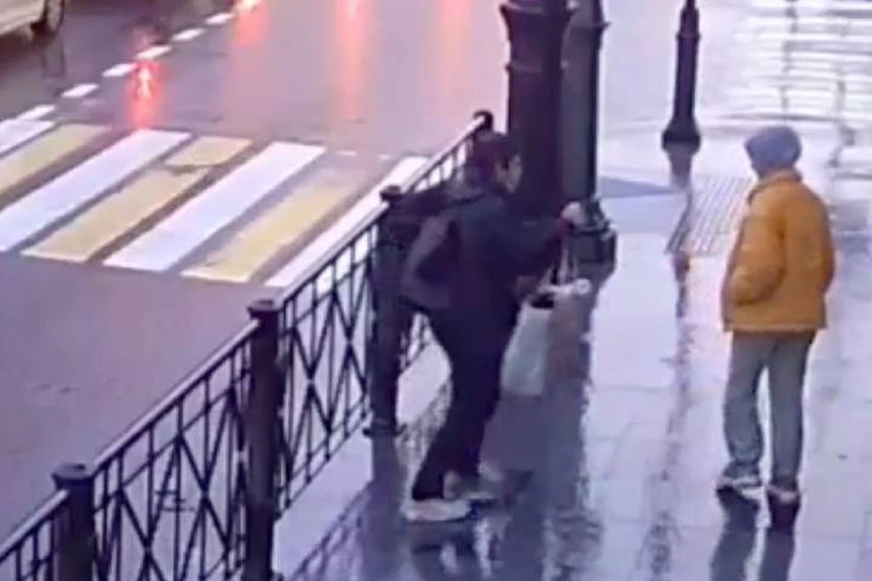 Мужчина пырнул ножом случайную прохожую девочку в Петербурге