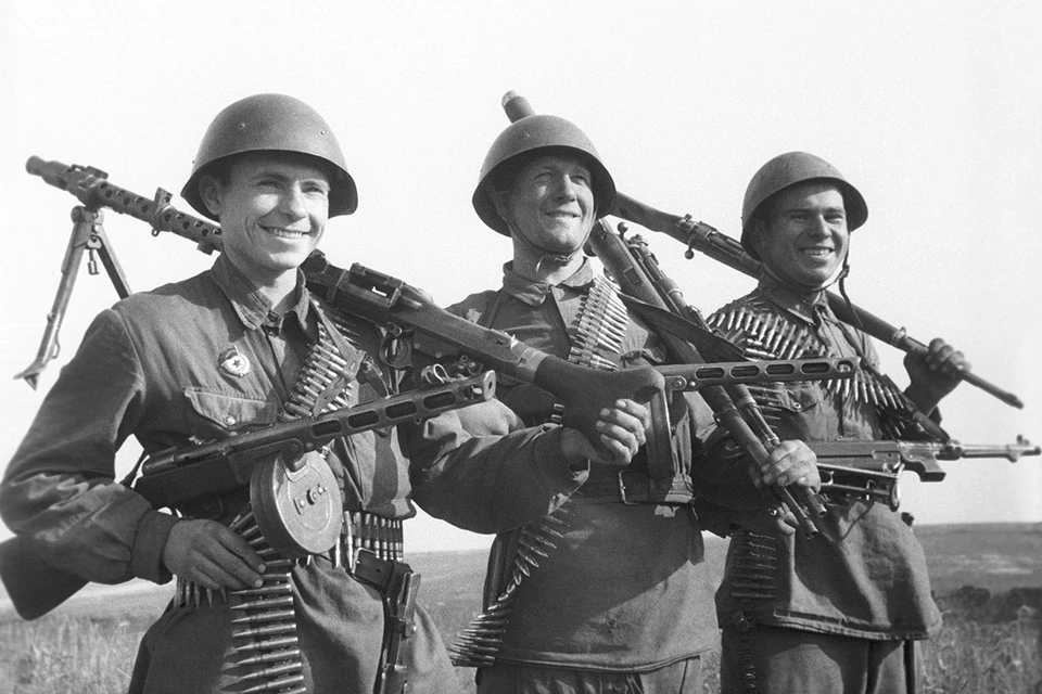 1942 год. Гвардейцы с захваченным трофейным оружием. Фото Марка Маркова-Гринберга /Фотохроника ТАСС/