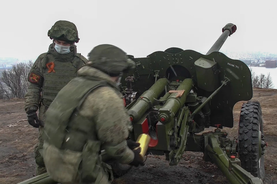 Выстрелит из салютного орудия военнослужащий Северного флота ефрейтор Данила Татаринов. Фото: пресс-служба Северного флота