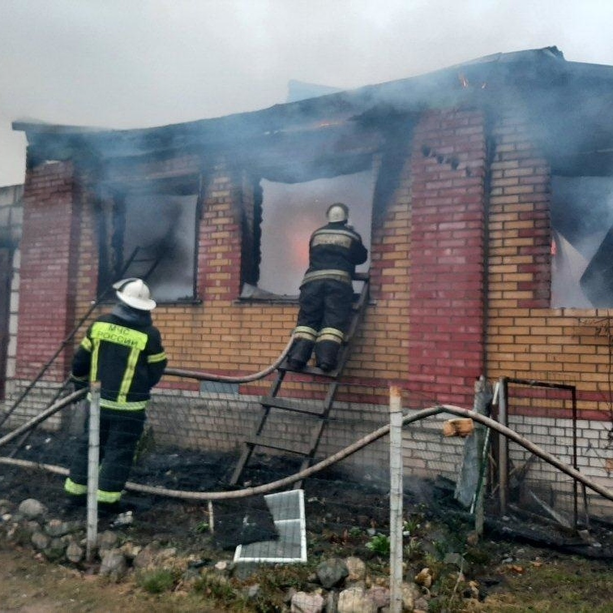 В Юрьев-Польском районе из-за позднего вызова пожарных полностью сгорел дом  - KP.RU