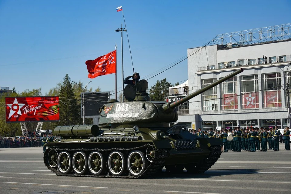 Колонну с военной техникой возглавил танк Т-34.