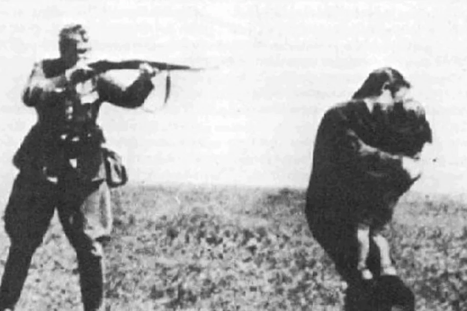 Бабий Яр. Немецкий солдат расстреливает женщину с ребенком. Public domain.