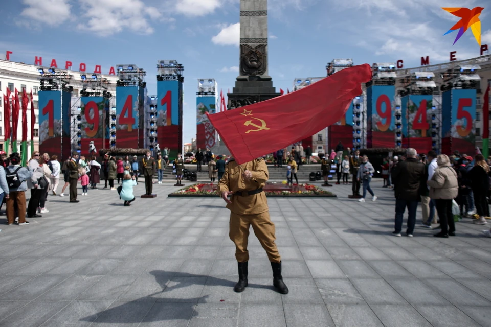 Мужчина машет флагом СССР на Площади Победы. 9 мая 2021 года, Минск.