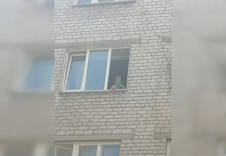 Малышка забралась на подоконник и с любопытством смотрела на прохожих. Фото: кадр видео "ВКонтакте" "Подслушано Закамск"