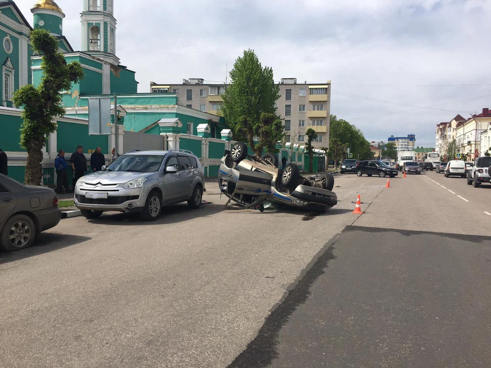 От сильного удара легковушка перевернулась