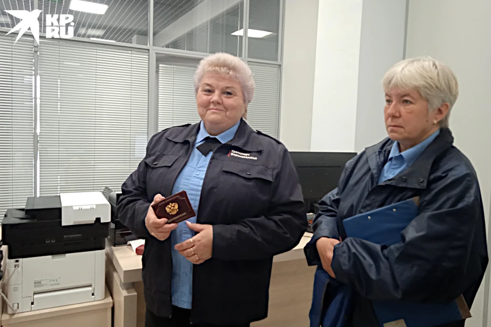 Знакомьтесь, контролёр Надежда Бабаева (слева) с напарницей Светланой Крежовой.