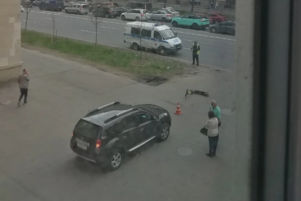 В Санкт-Петербурге иномарка влетела в самокатчиков, выезжая со двора. Фото: vk.com/spb_today