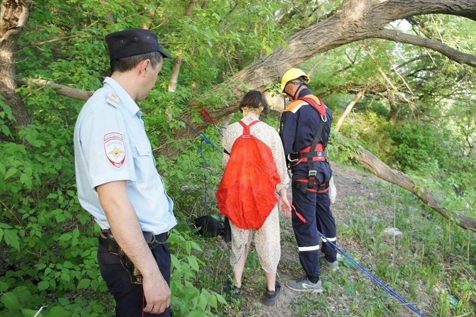 Девушка застряла между деревьев. Спасатели уфа. девушка спасатель. 13 летняя девушка застряла. девушка застряла в кустах.