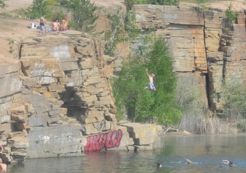 Подростки прыгали в воду с большой высоты. Фото: ГУ МЧС по Челябинской области