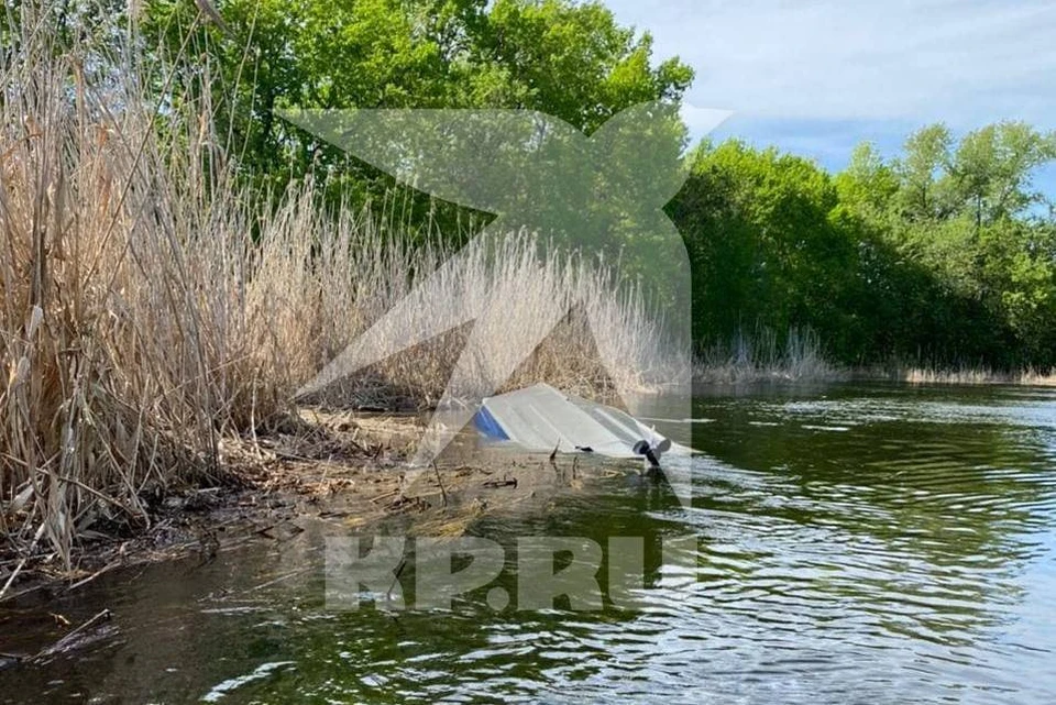 После столкновения один из катеров ушел под воду