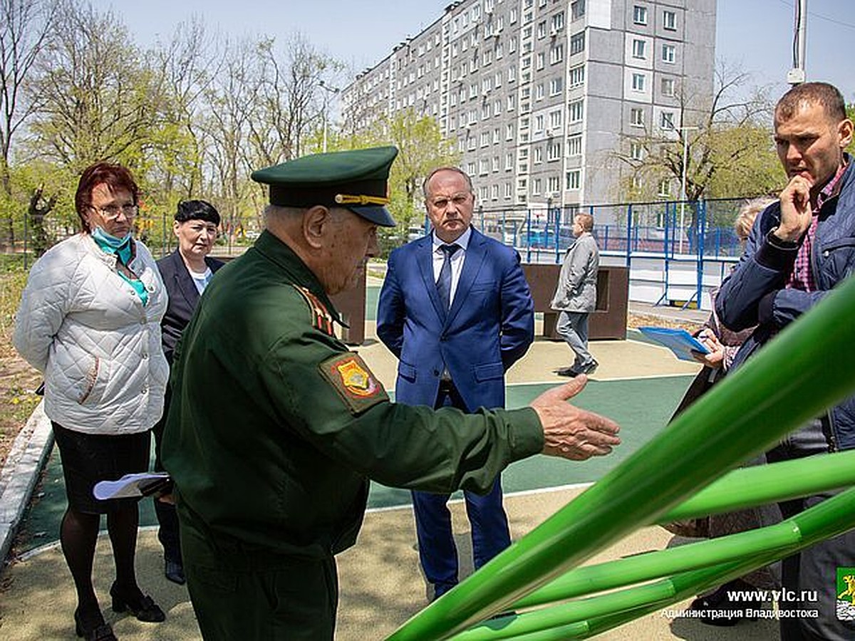 Во Владивостоке по просьбе ветерана отремонтируют школьный спортивный  объект - KP.RU