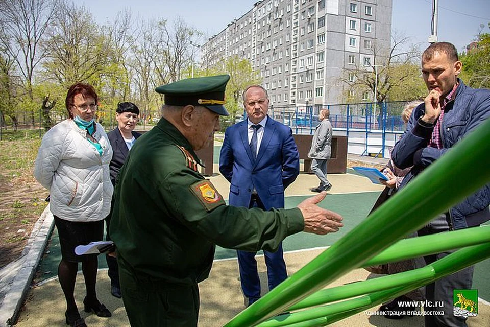 Уважаемый учитель попросил исправить недоработки в проекте. Фото: Анастасия Котлярова/Администрация Владивостока.