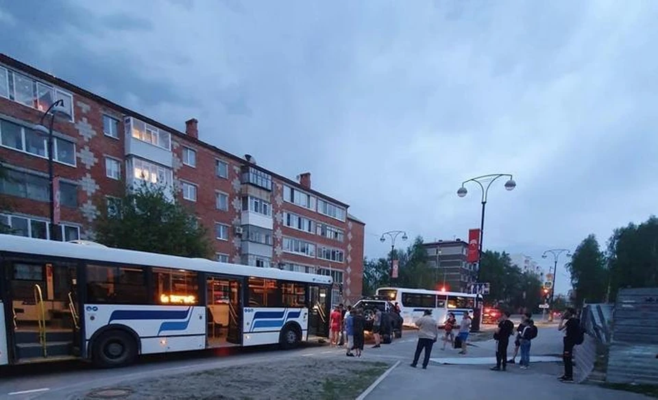 В Тобольске водитель иномарки устроил ДТП с автобусом и скрылся. Фото: "Типичный Тобольск" в ВК.