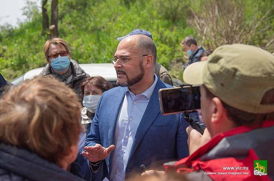 Константин Шестаков встретился с жителями Толстого, 25. Фото: Анастасия Котлярова/Администрация Владивостока.