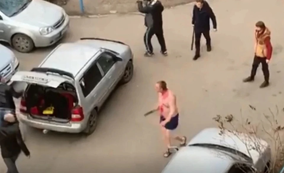Жильца разозлил плач ребенка, оставленного в машине, и он выбежал из своей квартиры в одних трусах и с мачете. Фото: 12-kanal.ru