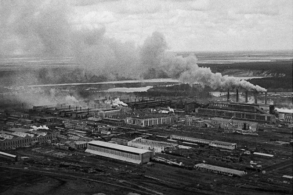 Уральский город завод. Каменск-Уральский город трудовой доблести. Каменск Уральский город трудовой славы. Воинский завод Каменск Уральский. Каменск-Уральский Литейный завод 20 век.