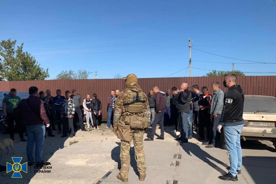 руководителю центра грозит лишение свободы на срок от 12 лет. Фото: управление СБУ в Херсонской области/FB