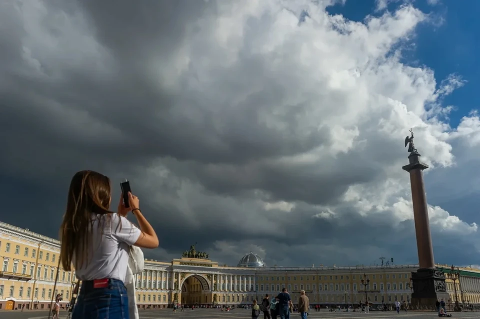 В Петербурге третий день подряд бушует ураганный ветер и ливнем и грозой.