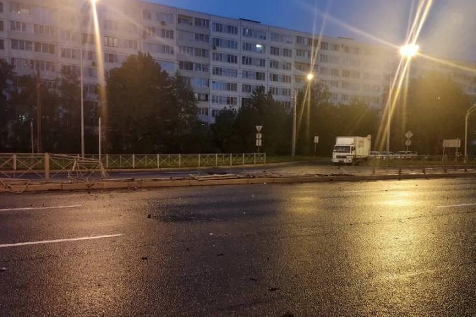 Водитель протаранил забор в Петербурге и уехал с места аварии на разбитой машине