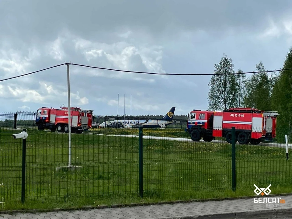 Пилоты подали сигнал о минировании: в минском аэропорту совершил аварийную посадку самолет лоукос-авиакомпании Ryanair. Фото: Белсат.