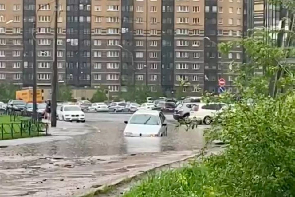 Volkswagen утонул в луже на Парнасе