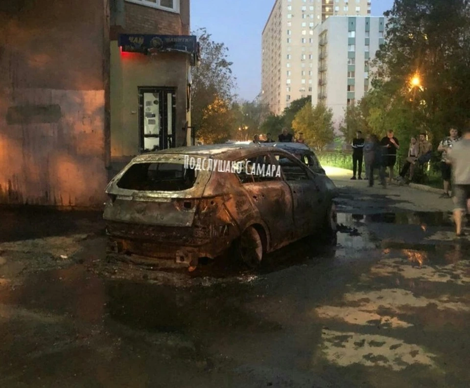 Пламя полностью уничтожило две иномарки / Фото: Подслушано Самара