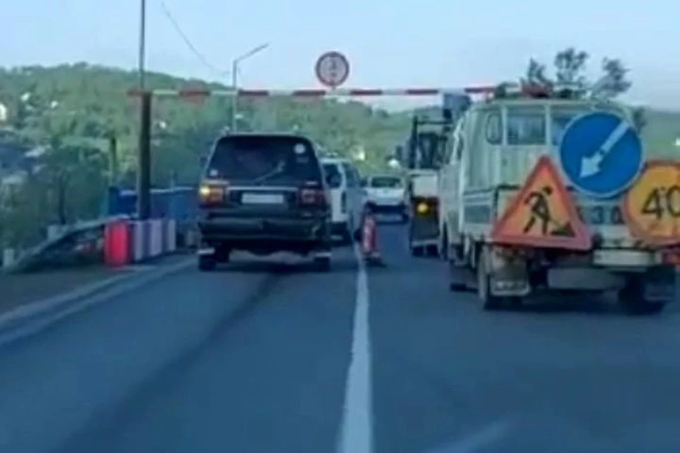 Габаритную рамку устанавливают на мосту в Артеме.