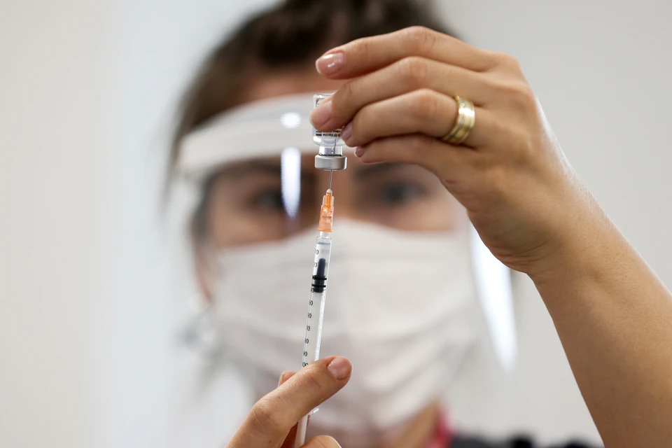 В подготовке информационной атаки на вакцину Pfizer обвинили Россию.