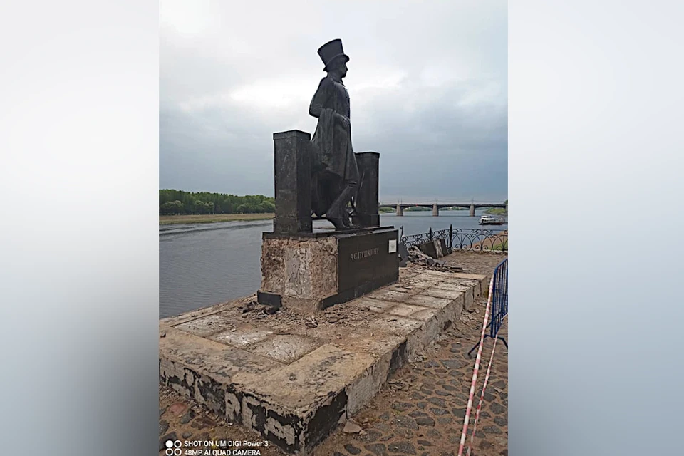 В Твери ремонтируют памятник Пушкину в горсаду. Фото: Николай Вихров.