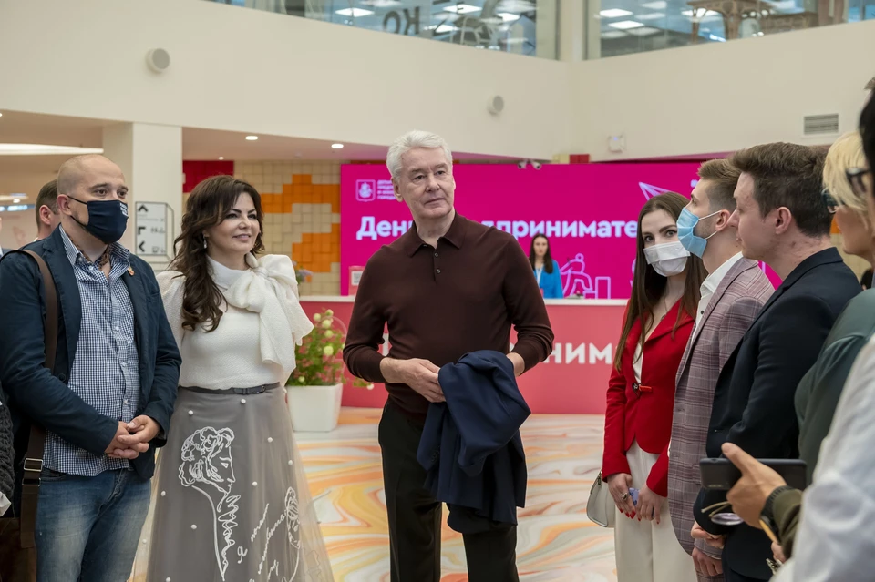 Мэр Москвы Сергей Собянин в День российского предпринимательства 26 мая встретился с представителями бизнес-сообщества города в новом центре обучения предпринимательским навыкам и компетенциям «Бизнес.Техноград» на ВДНХ. Фото: Владимир Новиков, пресс-служба мэра и правительства столицы.