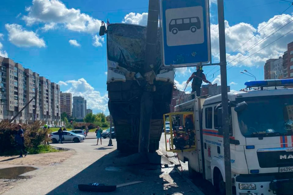 Момент аварии автобуса со столбом в Петербурге попал на видео / Фото: Прокуратура СПб